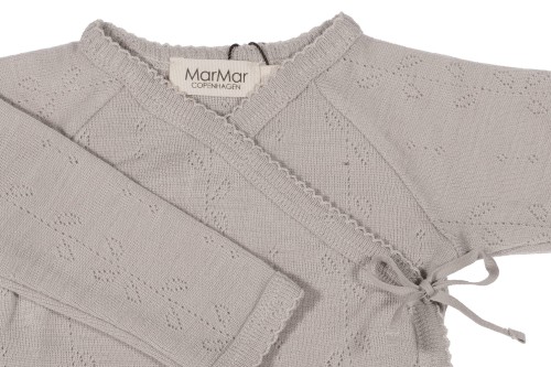 Zbliżenie na kaftanik kopertowy z długim rękawem 100% wełna Merino Soft Dove