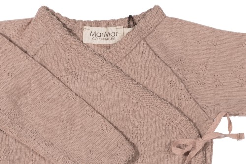 Zbliżenie na kaftanik kopertowy z długim rękawem 100% wełna Merino Burnt Rose