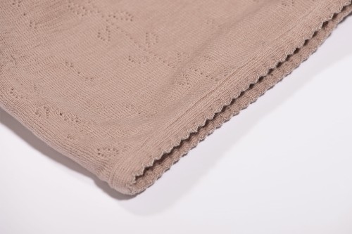 Zbliżenie na kocyk mgiełka 100% delikatna wełna Merino Burnt Rose