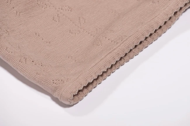 Zbliżenie na kocyk mgiełka 100% delikatna wełna Merino Burnt Rose