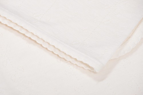 Zbliżenie na kocyk mgiełka 100% delikatna wełna Merino Natural