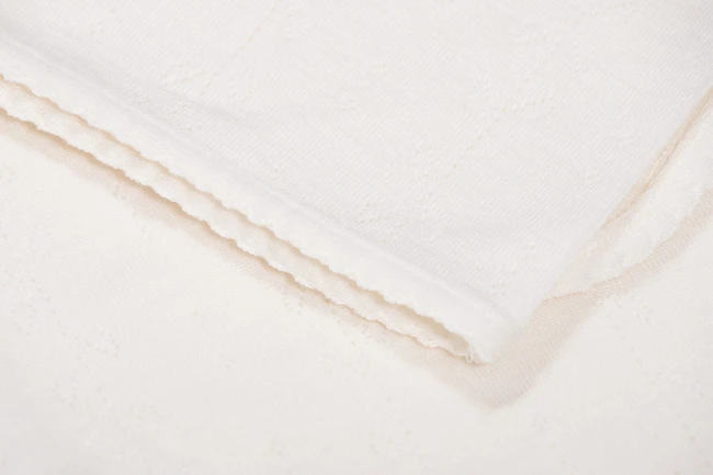 Zbliżenie na kocyk mgiełka 100% delikatna wełna Merino Natural